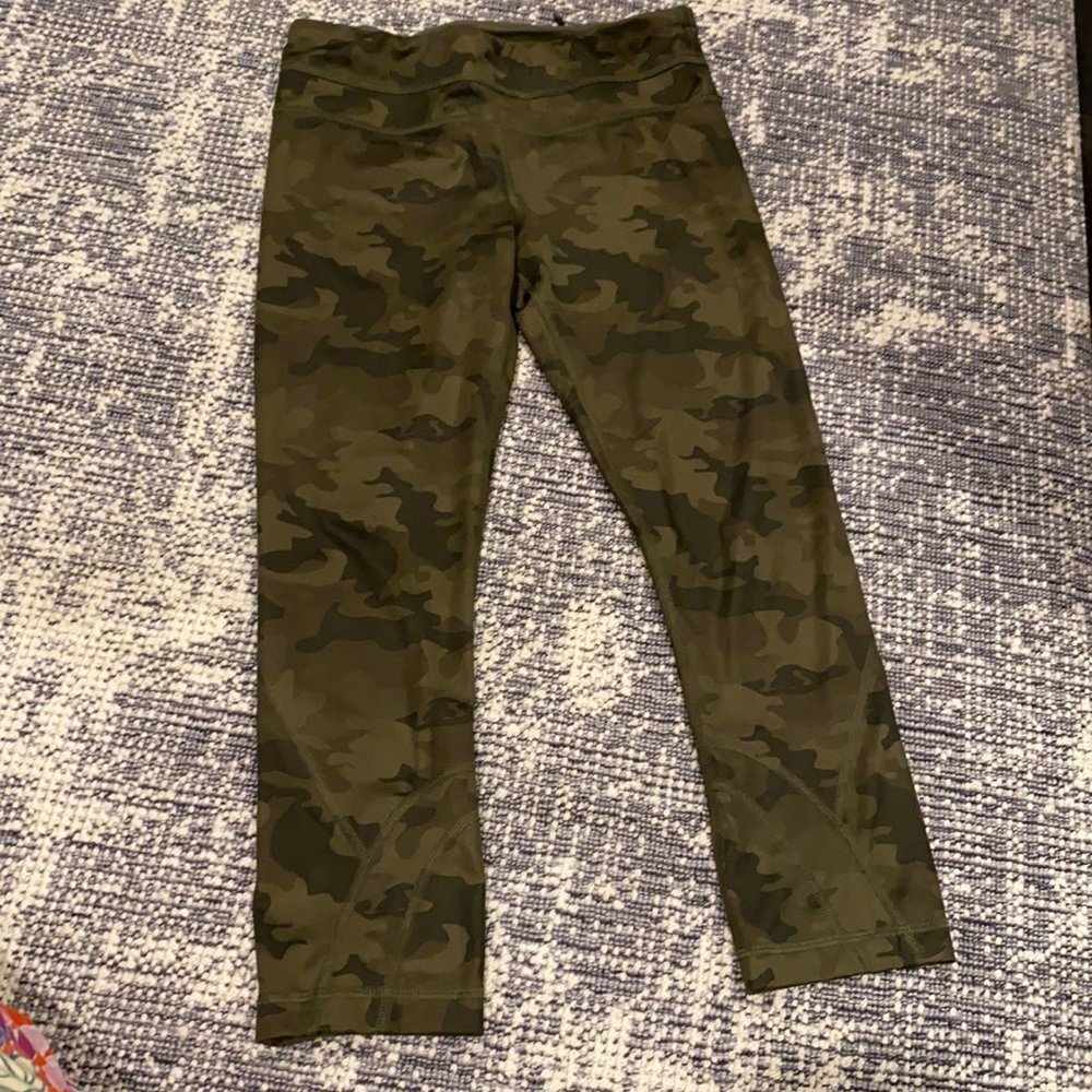 Lululemon camo cropped leggings size 4